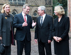 Bürgermeister Jens Böhrnsen und Lebensgefährtin Birgit Rüst begrüßen Bundespräsident Christian Wulff und dessen Ehefrau Bettina an der Westseite des Bremer Rathauses vor den Bremer Stadtmusikanten (03.10.2010)