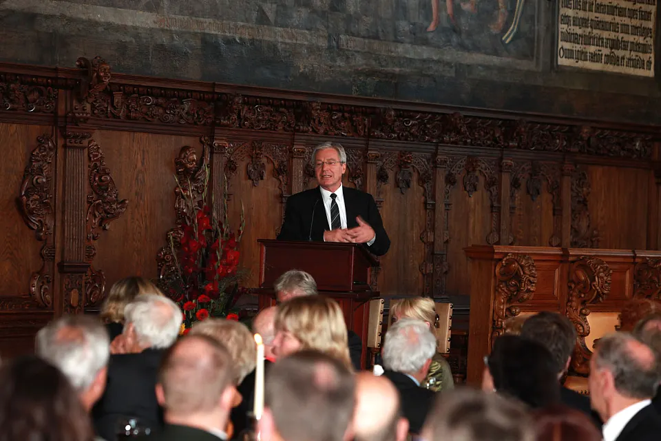 B&uuml;rgermeister Jens B&ouml;hrnsen begr&uuml;&szlig;t die B&uuml;rgerdelegationen in der Oberen Halle im Bremer Rathaus (03.10.2010)