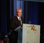 Bundesratspräsident Jens Böhrnsen bei seiner Rede anl. des Festakts zum Tag der Deutschen Einheit in der Bremen Arena am 3. Oktober 2010