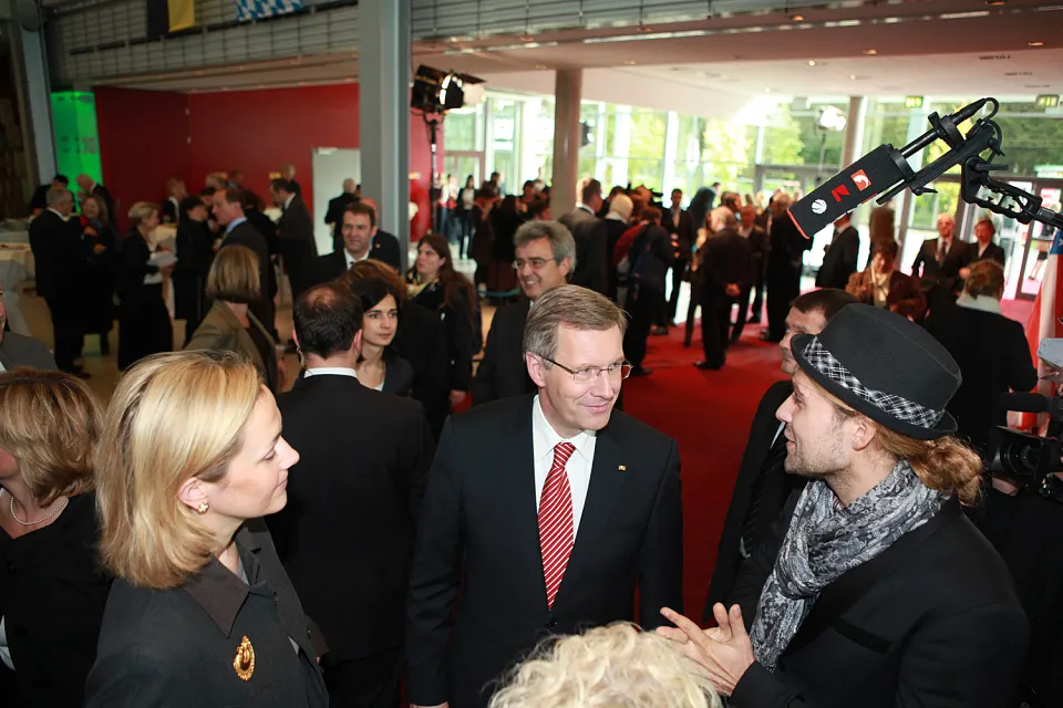 Bundespr&auml;sident Christian Wulff trifft nach dem Festakt auf den Stargeiger David Garrett (3.10.2010)