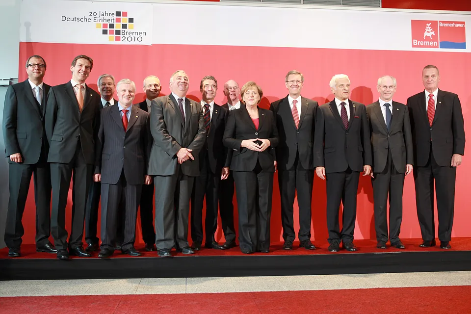 Gruppenfoto mit den internationalen G&auml;sten zum Festakt in der Bremen Arena (03.10.2010)