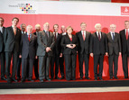 Gruppenfoto mit den internationalen Gästen zum Festakt in der Bremen Arena (03.10.2010)