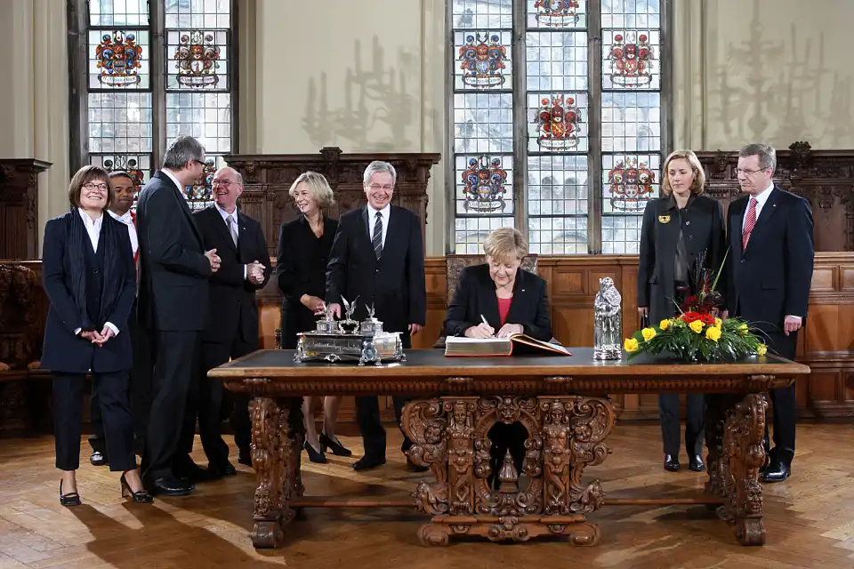 Bundeskanzlerin Angela Merkel tr&auml;gt sich im Bremer Rathaus ebenfalls ins Goldene Buch ein (03.10.2010)