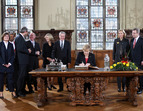 Bundeskanzlerin Angela Merkel trägt sich im Bremer Rathaus ebenfalls ins Goldene Buch ein (03.10.2010)