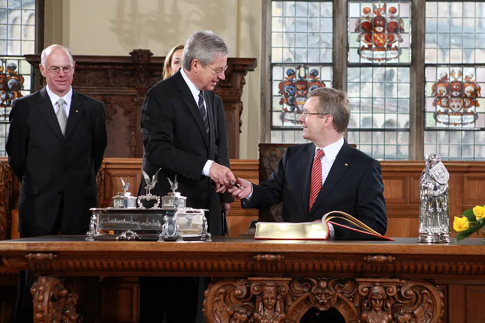 Bundesratspr&auml;sident Jens B&ouml;hrnsen &uuml;berreicht Bundespr&auml;sident Christian Wulff den Stift zum Eintrag ins Goldene Buch der Freien Hansestadt Bremen (03.10.2010)