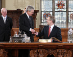 Bundesratspräsident Jens Böhrnsen überreicht Bundespräsident Christian Wulff den Stift zum Eintrag ins Goldene Buch der Freien Hansestadt Bremen (03.10.2010)
