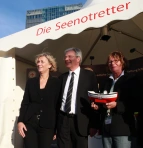 Ein Besuch am Stand der Deutschen Gesellschaft zur Rettung Schiffbrüchiger: Jens Böhrnsen und Birgit Rüst (03.10.2010)