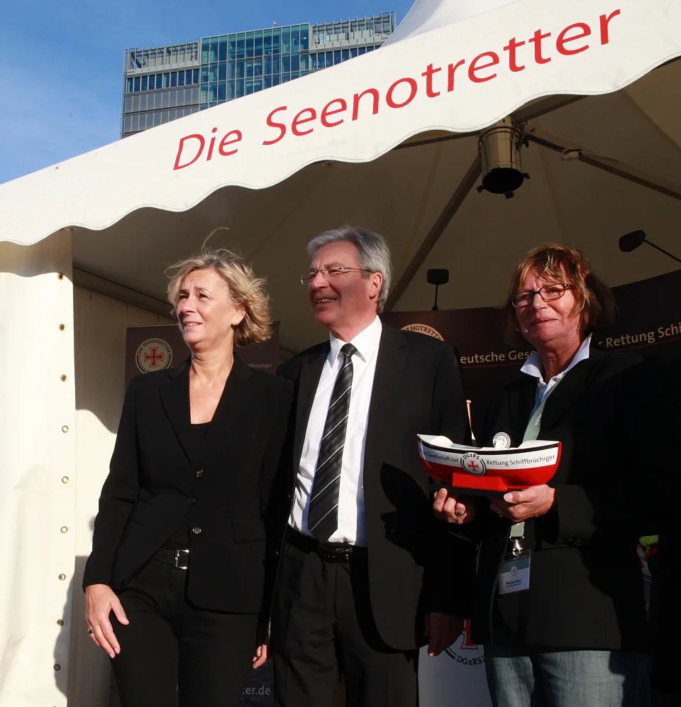 Ein Besuch am Stand der Deutschen Gesellschaft zur Rettung Schiffbr&uuml;chiger: Jens B&ouml;hrnsen und Birgit R&uuml;st (03.10.2010)