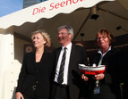 Ein Besuch am Stand der Deutschen Gesellschaft zur Rettung Schiffbrüchiger: Jens Böhrnsen und Birgit Rüst (03.10.2010)