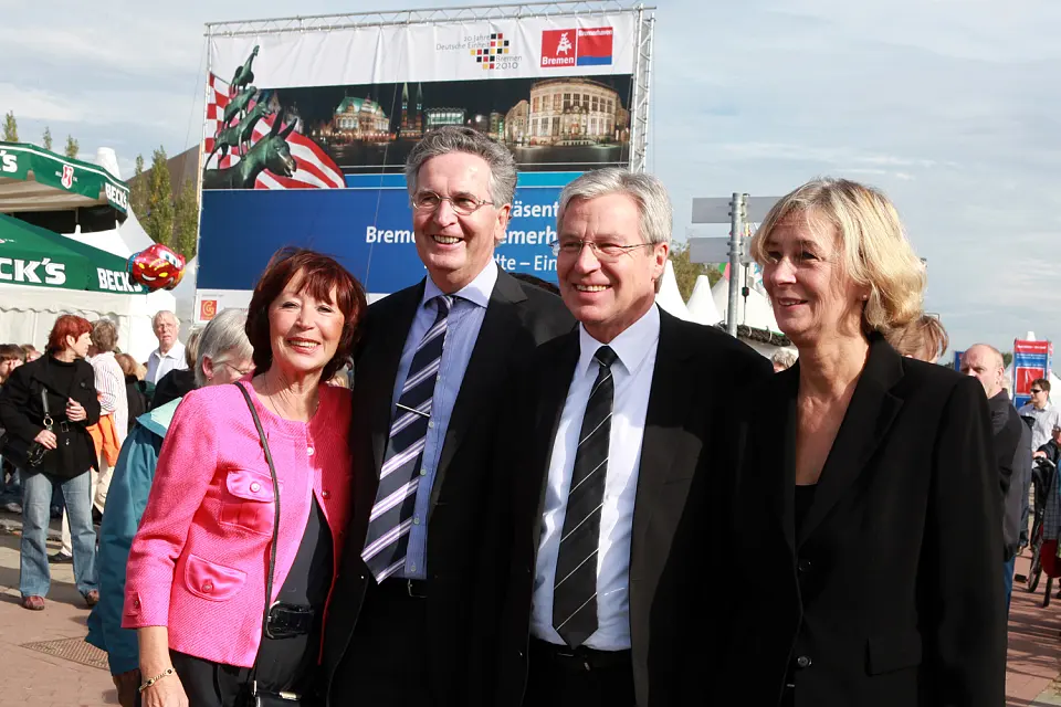 Gemeinsames Erinnerungsbild: B&uuml;rgermeister Jens B&ouml;hrnsen und seine Lebensgef&auml;hrtin Birgit R&uuml;st  mit dem ehemaligen Bremer B&uuml;rgermeister Klaus Wedemeier und seiner Ehefrau Ute Wedemeier (3.10.2010)