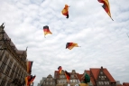 Bei der Eröffnung der Musikparade auf dem Marktplatz wirbeln Deutschlandflaggen durch die Luft (03.10.2010)