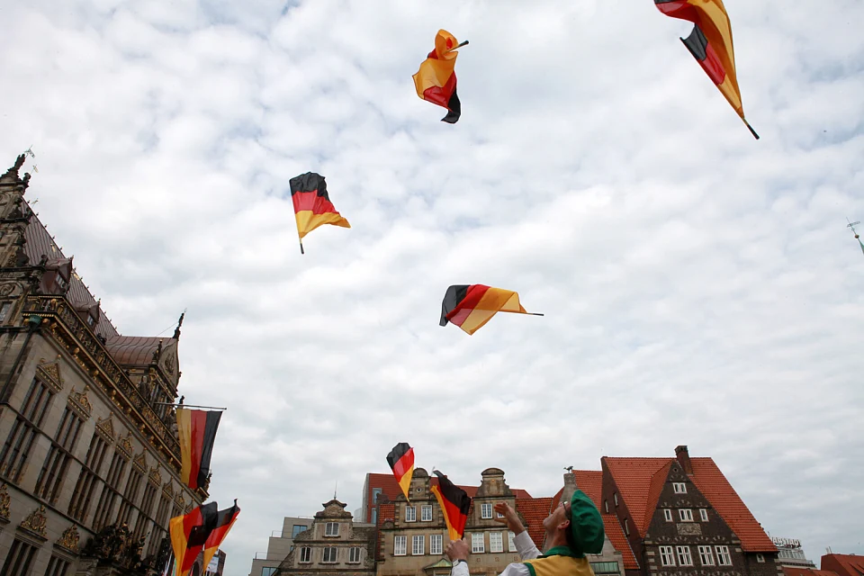 Bei der Er&ouml;ffnung der Musikparade auf dem Marktplatz wirbeln Deutschlandflaggen durch die Luft (03.10.2010)