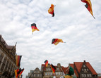 Bei der Eröffnung der Musikparade auf dem Marktplatz wirbeln Deutschlandflaggen durch die Luft (03.10.2010)
