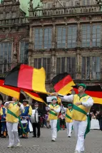Flaggenträger bei der Eröffnung der Musikparade vor dem Bremer Rathaus (03.10.2010)