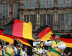 Flaggenträger bei der Eröffnung der Musikparade vor dem Bremer Rathaus (03.10.2010)