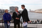Bürgermeister Jens Böhrnsen auf der Radio Bremen Bühne mit Blick auf den Europahafen im Rücken (3.10.2010)