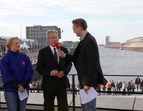 Bürgermeister Jens Böhrnsen auf der Radio Bremen Bühne mit Blick auf den Europahafen im Rücken (3.10.2010)