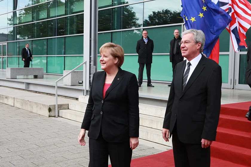 B&uuml;rgermeister Jens B&ouml;hrnsen (hier in seiner Funktion als Bundesratspr&auml;sident, r.) und Bundeskanzlerin Angela Merkel warten auf dem roten Teppich auf die G&auml;ste des Tags der Deutschen Einheit in der Bremen Arena (3. Oktober 2010)