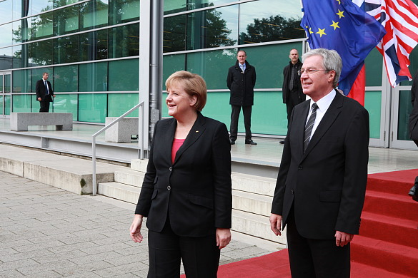 Bürgermeister Jens Böhrnsen (hier in seiner Funktion als Bundesratspräsident, r.) und Bundeskanzlerin Angela Merkel warten auf dem roten Teppich auf die Gäste des Tags der Deutschen Einheit in der Bremen Arena (3. Oktober 2010)