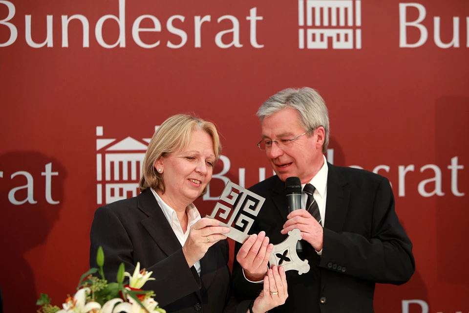 B&uuml;rgermeister Jens B&ouml;hrnsen &uuml;bergibt einen Bremer Schl&uuml;ssel und damit symbolisch den Staffelstab an Hannelore Kraft, Ministerpr&auml;sidentin Nordrhein-Westfalens und n&auml;chste Bundesratspr&auml;sidentin (03.10.2010)