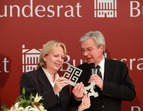 Bürgermeister Jens Böhrnsen übergibt einen Bremer Schlüssel und damit symbolisch den Staffelstab an Hannelore Kraft, Ministerpräsidentin Nordrhein-Westfalens und nächste Bundesratspräsidentin (03.10.2010)