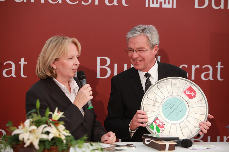 Ministerpr&auml;sidentin Hannelore Kraft  schenkt B&uuml;rgermeister Jens B&ouml;hrnsen eine Original-Filmrolle mit Filmen von S&ouml;nke Wortmann (03.10.2010)