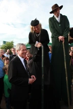 Bürgermeister Jens Böhrnsen trifft vor der Staffelübergabe auf die Stelzensippe des Kulturladens Huchting (3.10.2010)