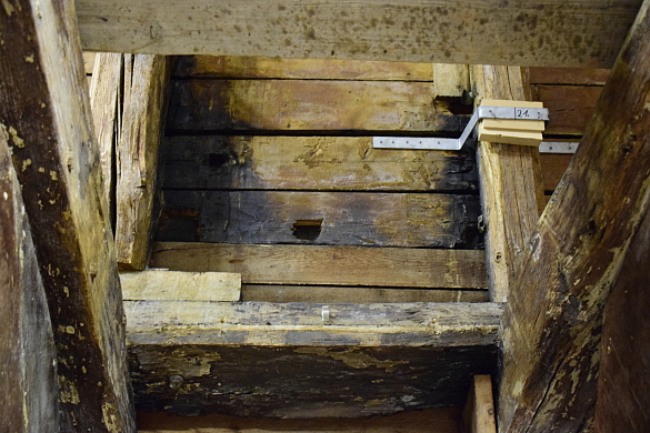 Schäden im Dachstuhl - zum Teil aufgrund von Beschädigungen etwa durch Bombensplitter während des 2. Weltkrieges 