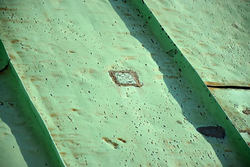 Geflickte Stelle im alten Kupferdach