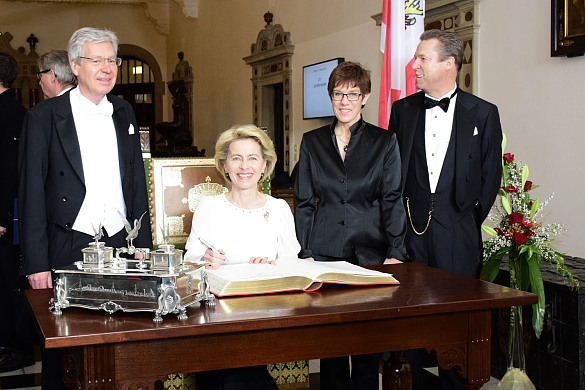 Eintrag in das Goldene Buch: Bundesministerin Ursula von der Leyen, Ministerpräsidentin Annegret Kramp-Karrenbauer, Bürgermeister Jens Böhrnsen und Friedrich Lürssen, Vorsteher Haus Seefahrt 