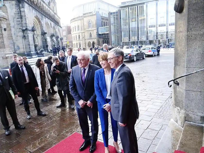 B&uuml;rgermeister Carsten Sieling begr&uuml;&szlig;t Bundespr&auml;sident Frank-Walter Steinmeier und Elke B&uuml;denbender vor dem Rathaus zu ihrem Bremenbesuch (27. Februar 2018)