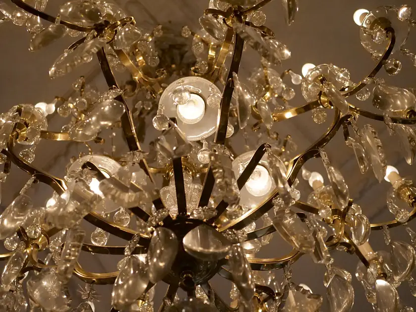 Kronleuchter im Kaminsaal