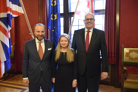 Bürgermeister Dr. Andreas Bovenschulte mit Hans-Christoph Enge (Bremen) und Doyenne Oksana Tarasyuk (Hamburg)