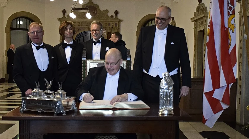 Eintrag in das Goldene Buch Ehrengast der Schaffermahlzeit, Bundesminister f&uuml;r Wirtschaft und Energie, Peter Altmaier (MdB)