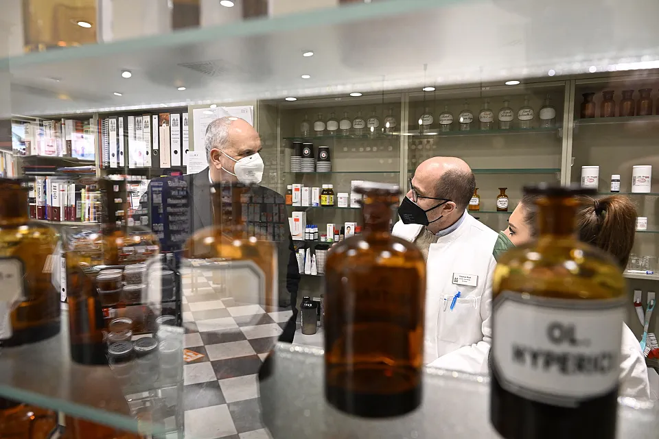 B&uuml;rgermeister Andreas Bovenschulte im Gespr&auml;ch in der Raths-Apotheke