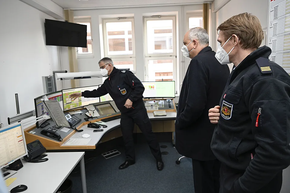 B&uuml;rgermeister Andreas Bovenschulte beim Besuch der Feuerwehr Bremen