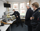 Bürgermeister Andreas Bovenschulte beim Besuch der Feuerwehr Bremen