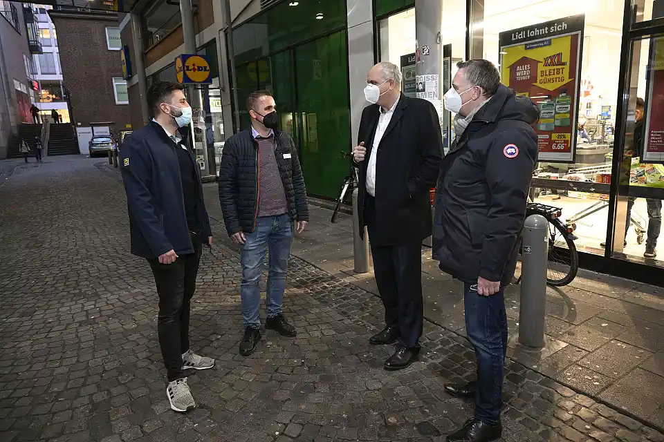 Andreas Bovenschulte im Gespr&auml;ch vor dem Lidl-Markt in der Langenstra&szlig;e