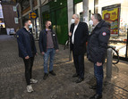 Andreas Bovenschulte im Gespräch vor dem Lidl-Markt in der Langenstraße