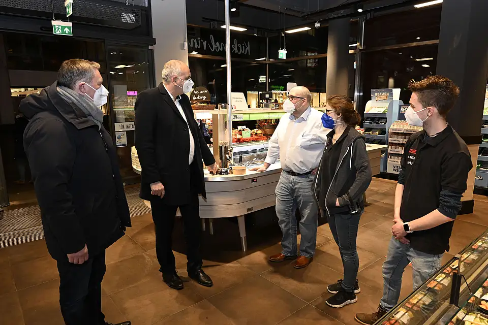 B&uuml;rgermeister Andreas Bovenschulte beim Besuch des Rewe-Marktes der Famile Gerke in der Obernstra&szlig;e