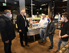 Bürgermeister Andreas Bovenschulte beim Besuch des Rewe-Marktes der Famile Gerke in der Obernstraße