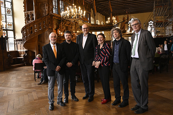 Verleihung des Bremer Literaturpreises: Bürgermeister Dr. Andreas Bovenschulte (3. v.li.) mit den Preisträgern Thomas Stangl (2. v.re.) und Martin Kordić ( 2.v.li.) sowie den Jurymitgliedern Michael Sieber, Barbara Lison und Dr. Lothar Müller (v.li.). 
