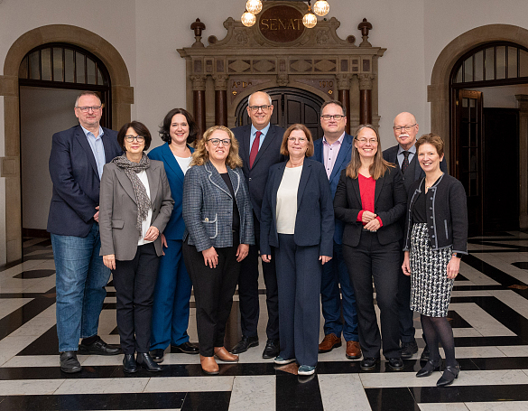 Der Bremer Senat (von re.): Dr. Claudia Schilling (Senatorin für Arbeit, Soziales, Jugend und Integration, Senatorin für Justiz und Verfassung), Ulrich Mäurer (Senator für Inneres und Sport), Sascha Karolin Aulepp (Senatorin für Kinder und Bildung), Bürgermeister Björn Fecker (Senator für Finanzen), Kristina Vogt (Senatorin für Wirtschaft, Häfen und Transformation), Bürgermeister Dr. Andreas Bovenschulte (Präsident des Senats, Senator für Kultur, Der Senator für Angelegenheiten der Religionsgemeinschaften), Özlem Ünsal (Senatorin für Bau, Mobilität und Stadtentwicklung), Kathrin Moosdorf (Senatorin für Umwelt, Klima und Wissenschaft), Claudia Bernhard (Senatorin für Gesundheit, Frauen und Verbraucherschutz) und Staatsrat Dr. Olaf Joachim (Der Bevollmächtigte beim Bund und für Europa). Retuschiert.