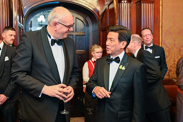 Im Gespräch: Bürgermeister Andreas Bovenschulte (li.) und der Außenminister und stellvertretende Premierminister Thailands, Parnpree Bahiddha-Nukara.