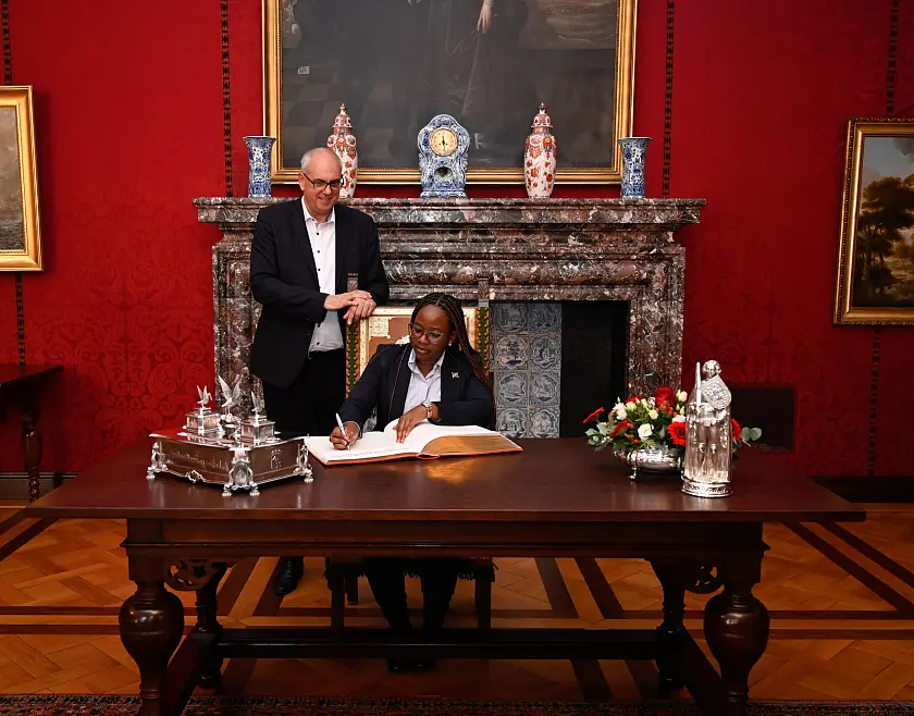 Bürgermeisterin Queen Omagano Kamati aus Windhoek trug sich in das Goldene Buch ein. Bürgermeister Andreas Bovenschulte begrüßte sie im Rathaus.