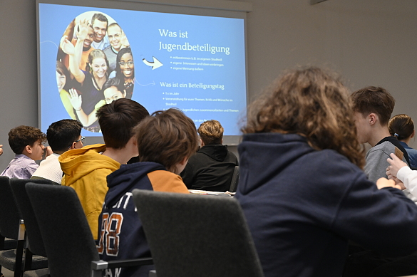 Im Sitzungssaal des Rathauses erfahren die Jugendlichen was Jugendbeteiligung ist und bedeudet.