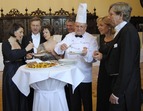 Die drei Schaffer mit ihren Ehefrauen und Koch Stephan Madaus bei der Verkostung