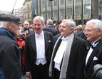 Bürgermeister Jens Böhrnsen, Jean-Claude Trichet und Andreas Bunnemann, Vorsteher Haus Seefahrt, werden vom Chorleiter des Shanty Chores Brinkum begrüßt