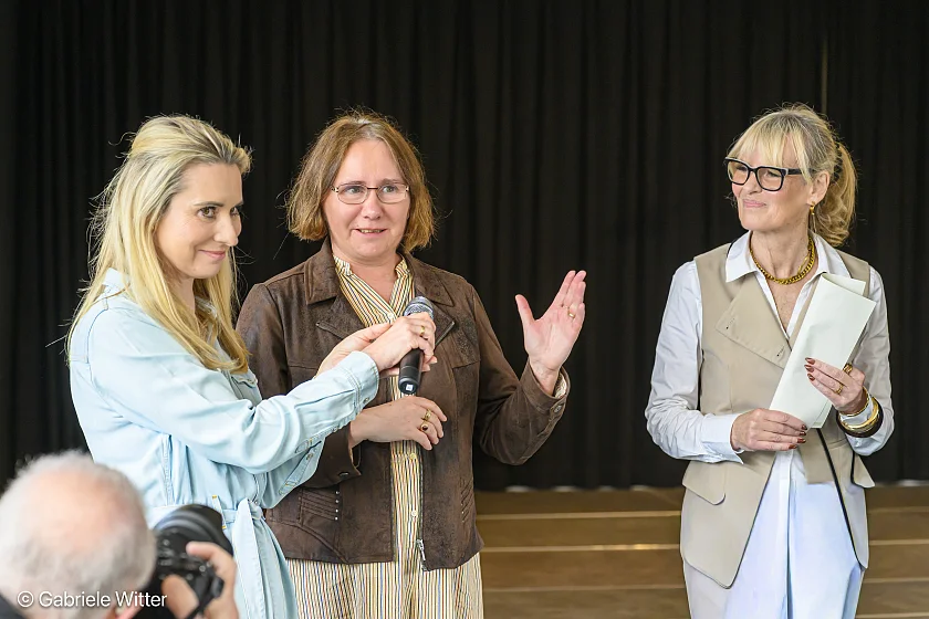 Die DPG-Vorsitzende Kasia Weichert begr&uuml;&szlig;t gemeinsam mit Konsulin der Republik Polen in Hamburg, Marzena Szczypulkowska-Horvath, Sabine Sch&ouml;bel (Bremer Heimstiftung/Stadtleben Ellener Hof) die G&auml;ste in der Kulturaula Ellener Hof (v.l.n.r.)