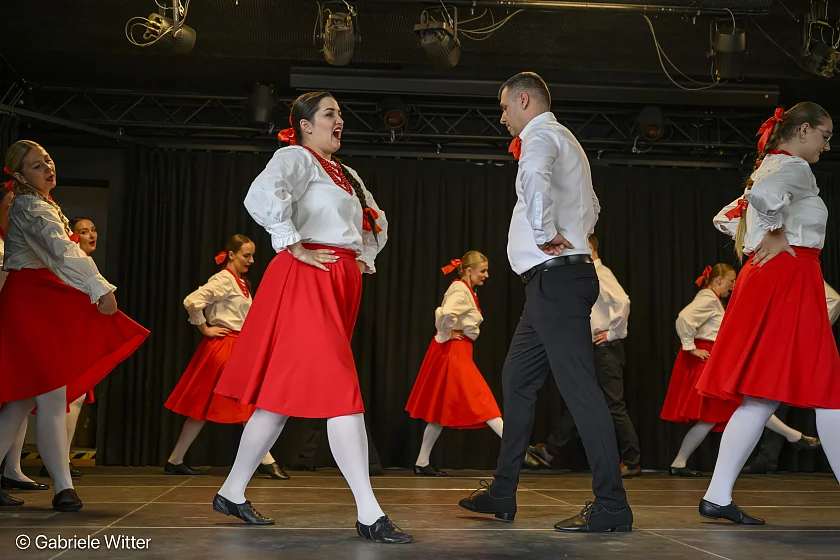 B&uuml;hnenprogramm der Tanzgruppe FolkWir in der Kultur-Aula Ellener Hof
